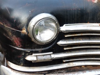Kühlergrill aus Chrom eines amerikanischen Coupé der Fünfziger Jahre im Rat Look oder Rat Style...