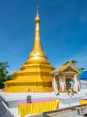 Fototapeta premium Golden pagoda in Thailand