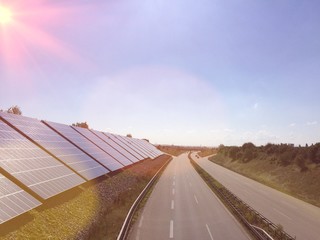 Photovoltaikanlage neben einer Autobahn