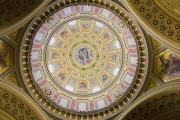 Obraz premium Inside St. Stephen Basilica in Budapest