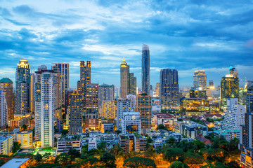 De stadswolkenkrabbers van Bangkok en de skyline van Bangkok & 39 s nachts in Bangkok
