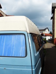 Altes deutsches Wohnmobil der Achtzigerjahre mit weißem Hochdach für Vanlife und Camping beim...