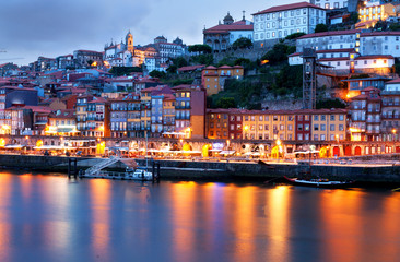Fototapeta na wymiar Portol old city skyline from across the Douro River,Portugal