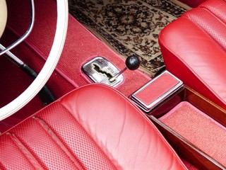 Gediegenes rotes Interieur mit Ledersitzen einer Sportwagen Ikone der Sechziger Jahre beim...