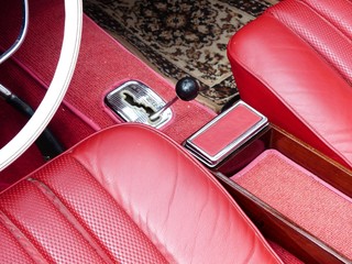 Rotes Interieur mit Leder, Aschenbecher und verchromter Schaltkulisse eines alten Roadsters der...