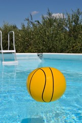 Pallone che galleggia sull'acqua della piscina