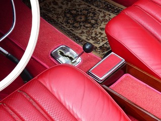 Schaltkulisse eines deutschen Sportwagen mit Automatikgetriebe und rotem Interieur der Sechzigerjahre beim Oldtimertreffen Golden Oldies in Wettenberg Krofdorf-Gleiberg bei Gießen in Hessen