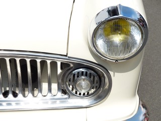 Verchromter Kühlergrill mit eingelassener Hupe einer französischen Limousine der Fünfziger Jahre...