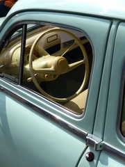 Blick in den Innenraum eines französischen Pkw der Fünfzigerjahre in Mintfarben mit Interieur in...