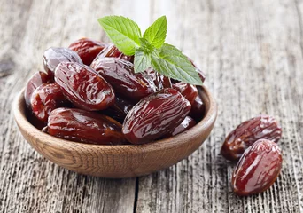 Crédence de cuisine en verre imprimé Fruits Dates fruit with mint leaves