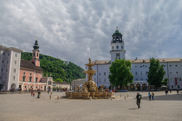 Obraz premium Beautiful view of Residenzplatz with famous DomQuartier Salzburg and Dom zu Salzburg on background, sunny day in Salzburg, Salzburger Land, Austria, Europe
