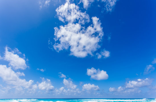 ciel bleu et nuages de beau temps au-dessus de l'horizon aux Seychelles 