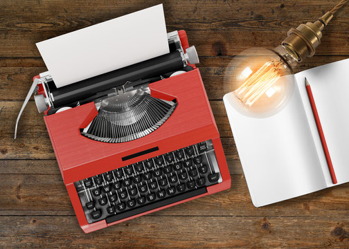 Retro-Schreibmaschine und Glühbirne mit Notizbuch - Textfreiraum