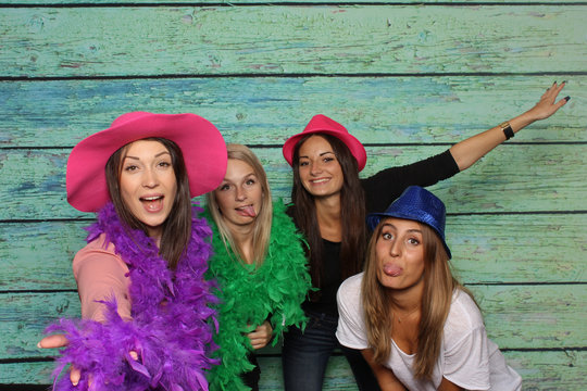 Mädchengruppe mit Hüte und Federboas - Party mit Photo Booth 