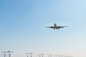 着陸態勢の航空機