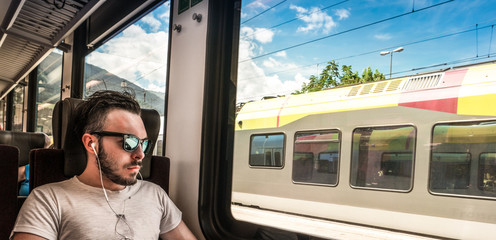 ragazzo che viaggia in treno ascoltando musica
