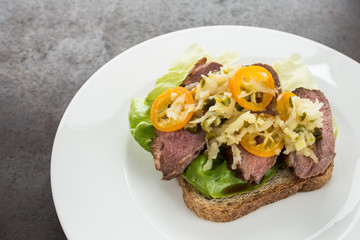 Toasbrot mit Salat, Apfel, Kumquat und Entenbrust