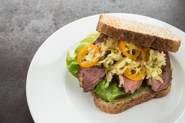 Getoastes Sandwich mit Entenbrust, Apfel und Blattsalat