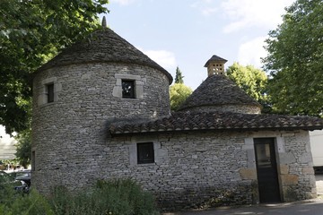 Fototapeta na wymiar cabanes en pierres sèches en Dordogne