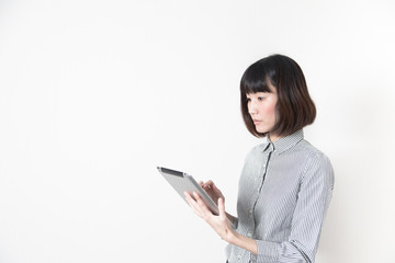 タブレットを触る女性・白バック