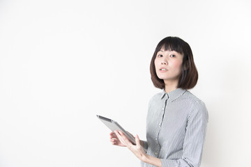 タブレットを触る女性・白バック