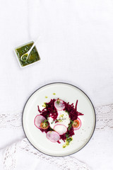Schafkäse mit roter Beete
