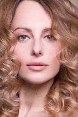 Obraz premium Kobieta z kędziorami