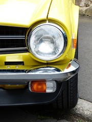 Gelber englischer Roadster Sportwagen Klassiker der frühen Siebziger Jahre beim Oldtimertreffen...