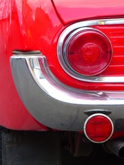 Rotes rundes Rücklicht und rundes Katzenauge einer roten deutschen Limousine der Sechzigerjahre...