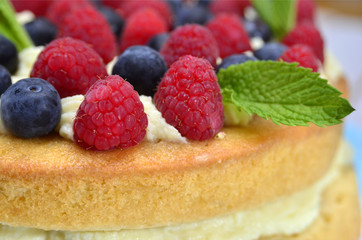 Tarta de moras y arandanos.