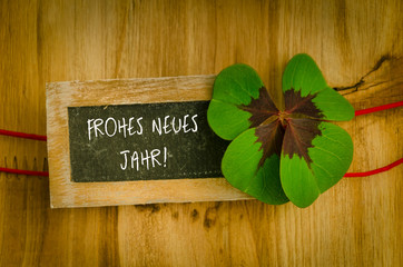 Frohes Neues Jahr!  Kleine Tafel mit Glücksbringer, Glücksklee