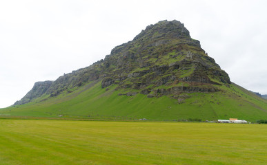 Fototapeta na wymiar Colline près de Skogafoss en Islande