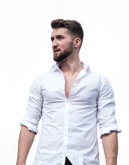 Attraktiver Mann mit aufgekrempelten Hemdsärmeln  