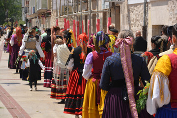desfile con el traje regional