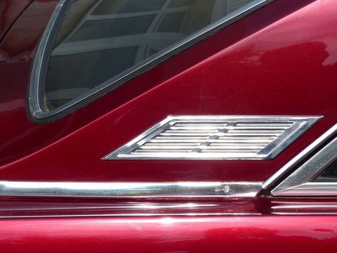 Verchromtes L&uuml;ftungsgitter eines deutschen Gro&szlig;serien Coup&eacute; der Sechzigerjahre in Rot Metallic beim Oldtimertreffen Golden Oldies in Wettenberg Krofdorf-Gleiberg bei Gie&szlig;en in Hessen