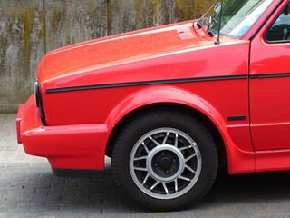 Rotes deutsches Cabriolet mit Überrollbügel in der Facelift Version der Achtzigerjahre und...