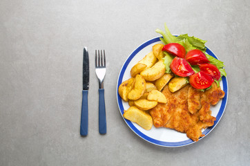 Kotlet schabowy z pieczonymi ziemniakami