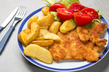 Kotlet schabowy z pieczonymi ziemniakami