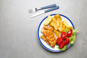 Kotlet schabowy z pieczonymi ziemniakami