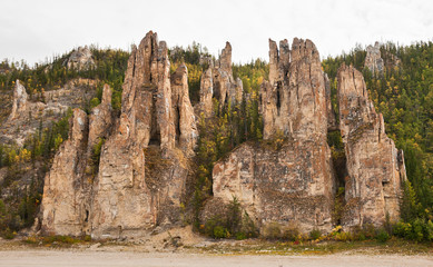 Россия. Якутия. Ленские столбы.
Ленские столбы представляют собой тянущийся на многие километры комплекс вертикально вытянутых скал, причудливо громоздящихся вдоль берега реки Лены в России.