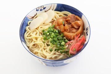 沖縄伝統の豚足テビチそば