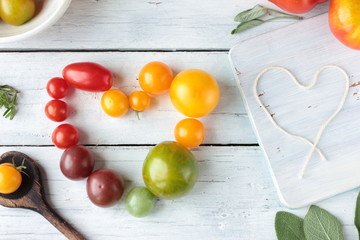 Tomaten Herz Bunt Regenbogen Holz Tisch Overhead weiß