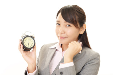 時計を持つ笑顔のビジネスウーマン