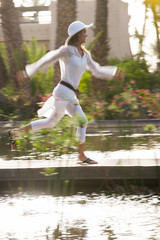 femme qui court sur un pont de bois sur un lac