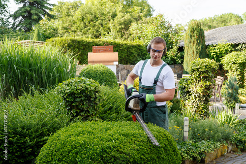 "Gärtner bei Gartenarbeit" Stockfotos und lizenzfreie Bilder auf