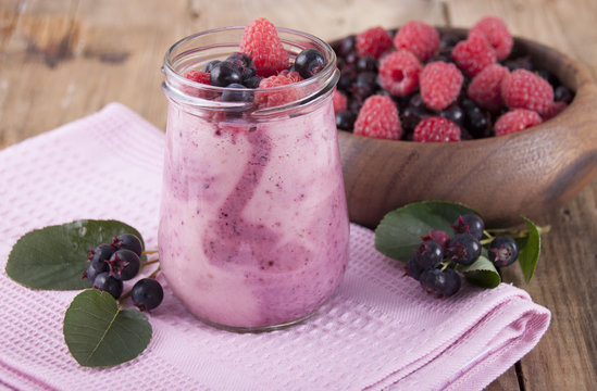 Smoothies of raspberry and shadberry with yogurt.