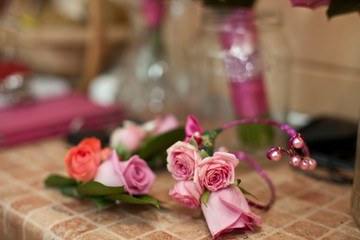 Obraz na płótnie Canvas Rose bracelets and boutonnieres lie on the kitchen table
