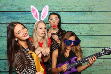 Mädchen haben Spaß mit einer Fotobox - Photo Booth Party 