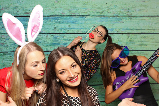 Junge Frauen haben Spaß mit einer Fotobox - Photobooth Party 