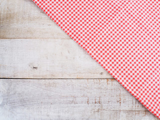 Obraz premium Checkered tablecloth on wooden table